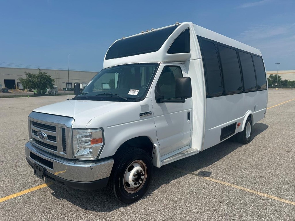 Ford E-Series Cutaway Vehicle Full-screen Gallery Image 3