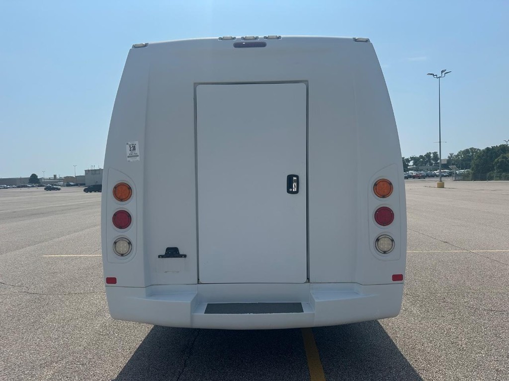 Ford E-Series Cutaway Vehicle Full-screen Gallery Image 6