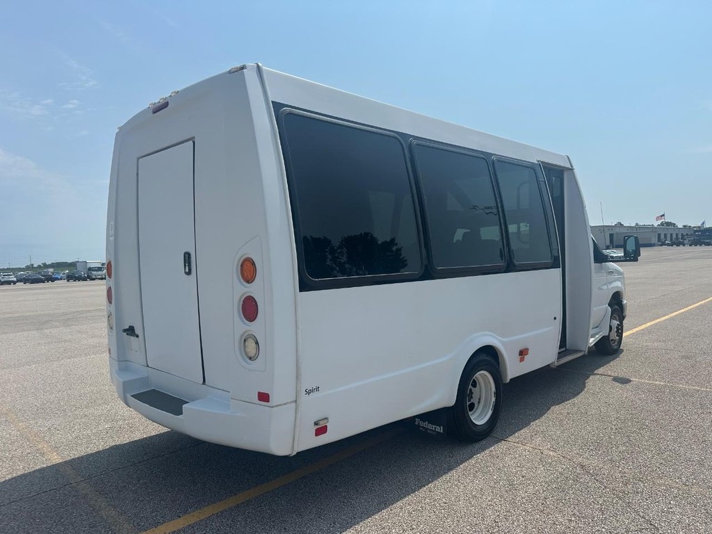 Ford E-Series Cutaway Vehicle Full-screen Gallery Image 31