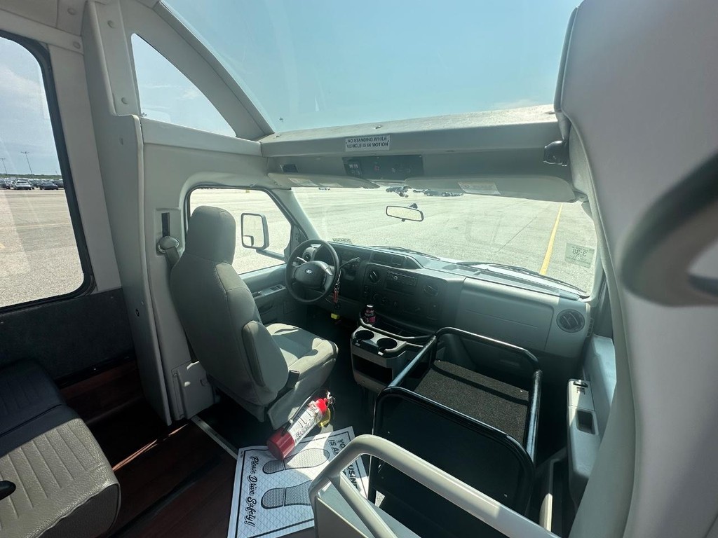 Ford E-Series Cutaway Vehicle Full-screen Gallery Image 37