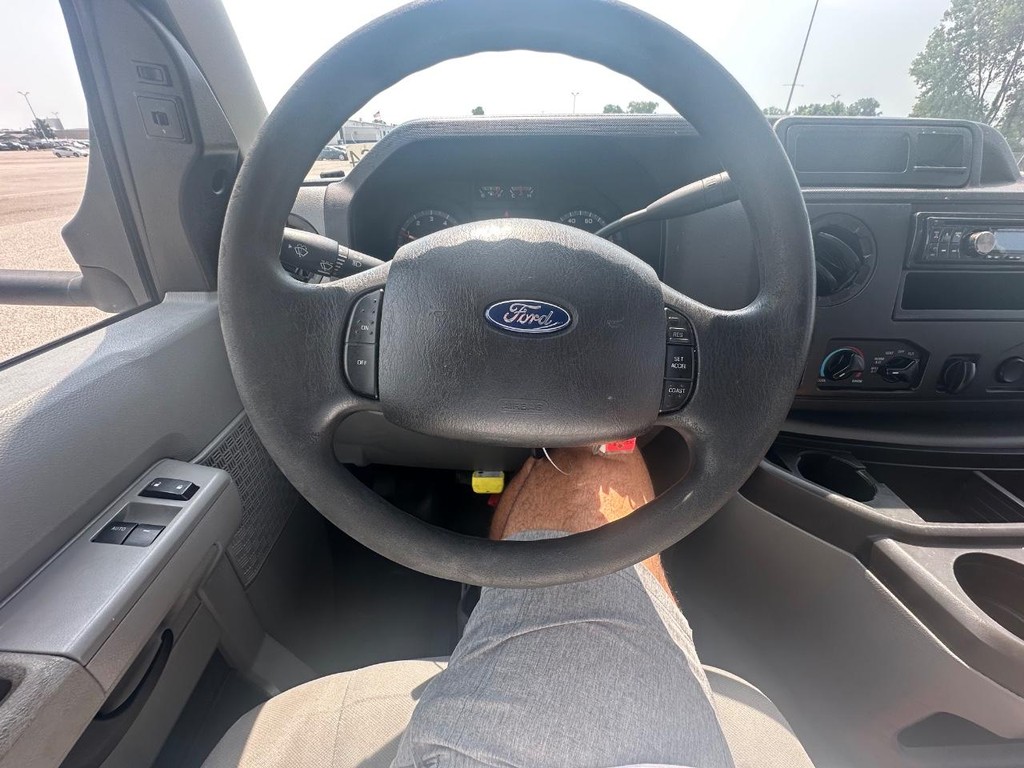 Ford E-Series Cutaway Vehicle Full-screen Gallery Image 47