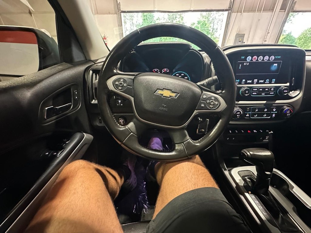 Chevrolet Colorado Vehicle Full-screen Gallery Image 24