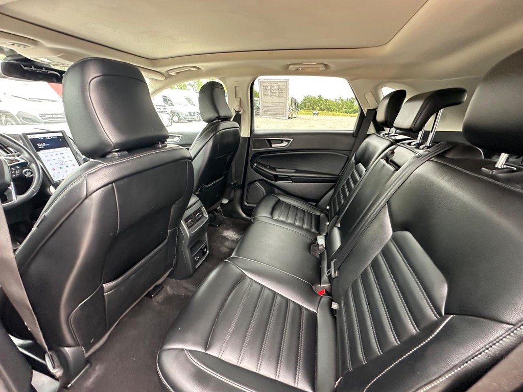 Ford Edge Vehicle Full-screen Gallery Image 15