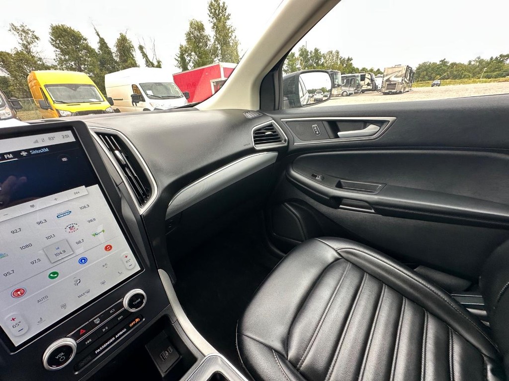 Ford Edge Vehicle Full-screen Gallery Image 18