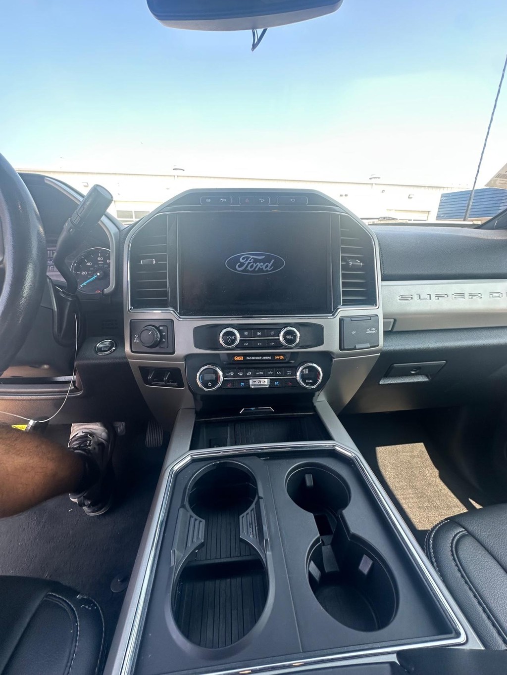 Ford Super Duty F-250 SRW Vehicle Full-screen Gallery Image 18
