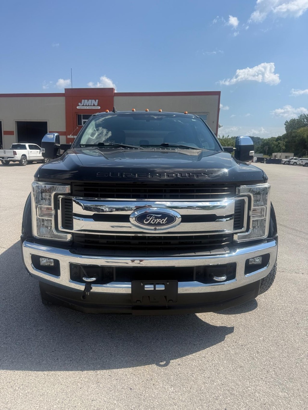Ford Super Duty F-450 DRW Vehicle Full-screen Gallery Image 3