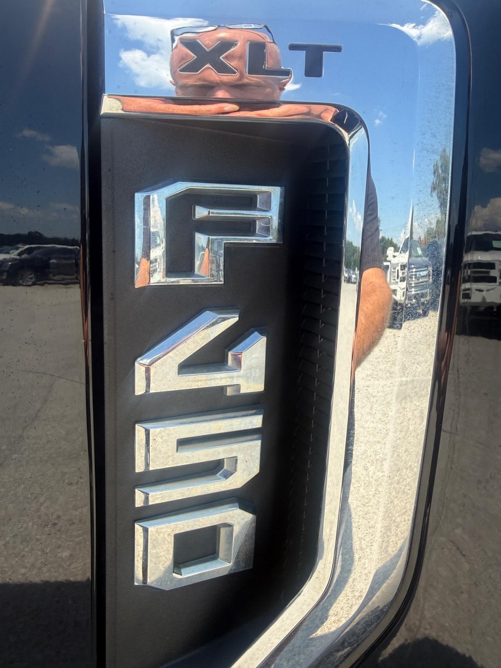Ford Super Duty F-450 DRW Vehicle Full-screen Gallery Image 10