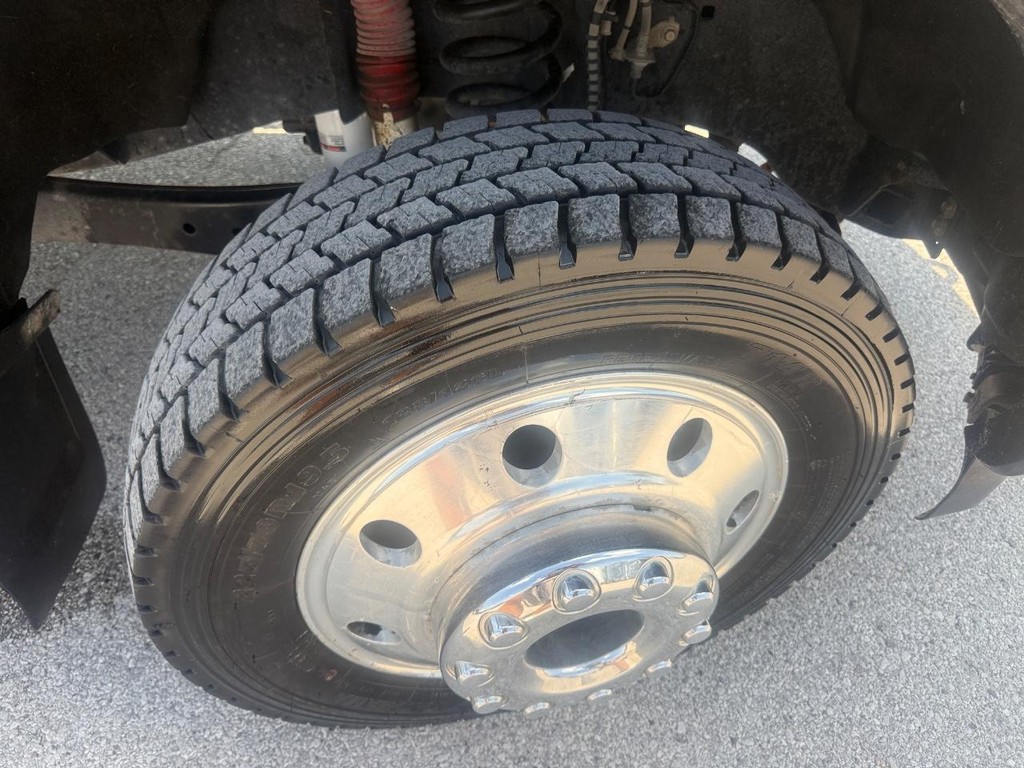Ford Super Duty F-450 DRW Vehicle Full-screen Gallery Image 12