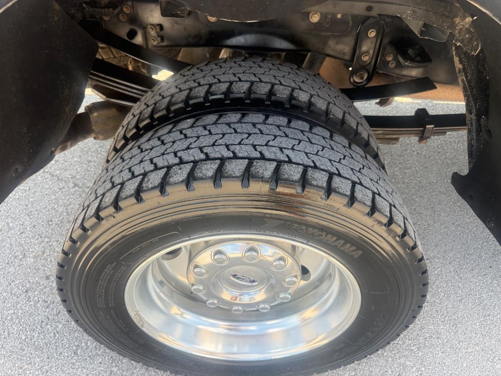 Ford Super Duty F-450 DRW Vehicle Full-screen Gallery Image 13