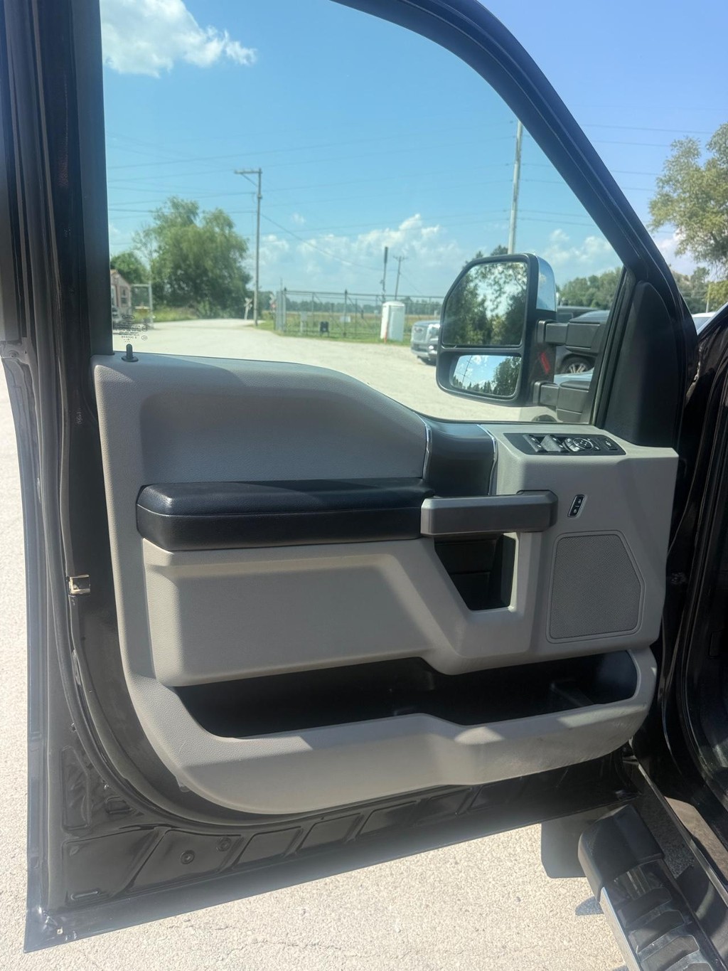 Ford Super Duty F-450 DRW Vehicle Full-screen Gallery Image 14