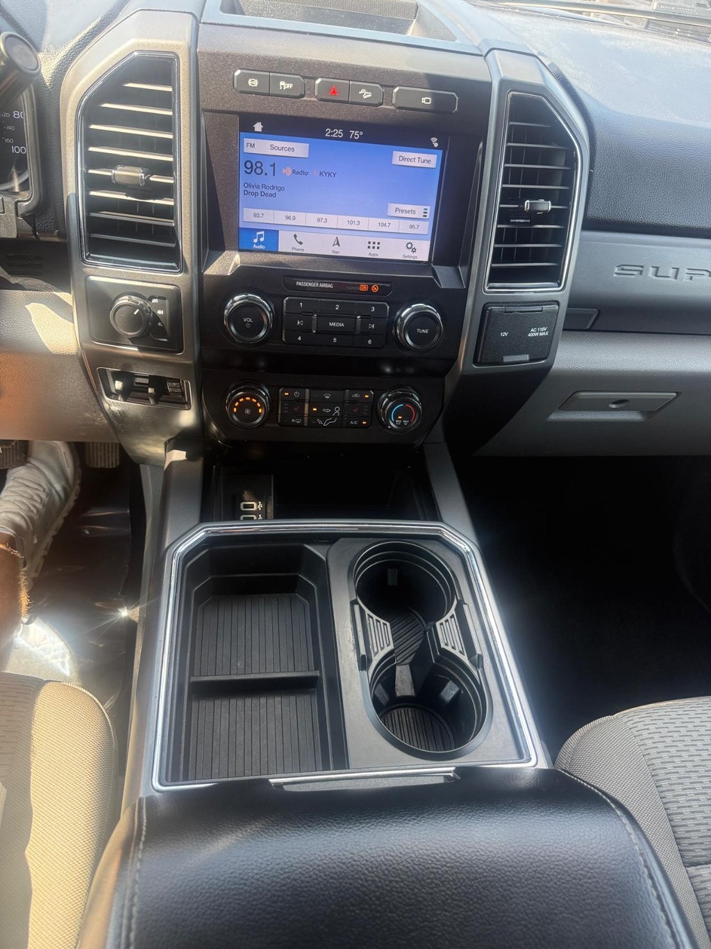 Ford Super Duty F-450 DRW Vehicle Full-screen Gallery Image 15