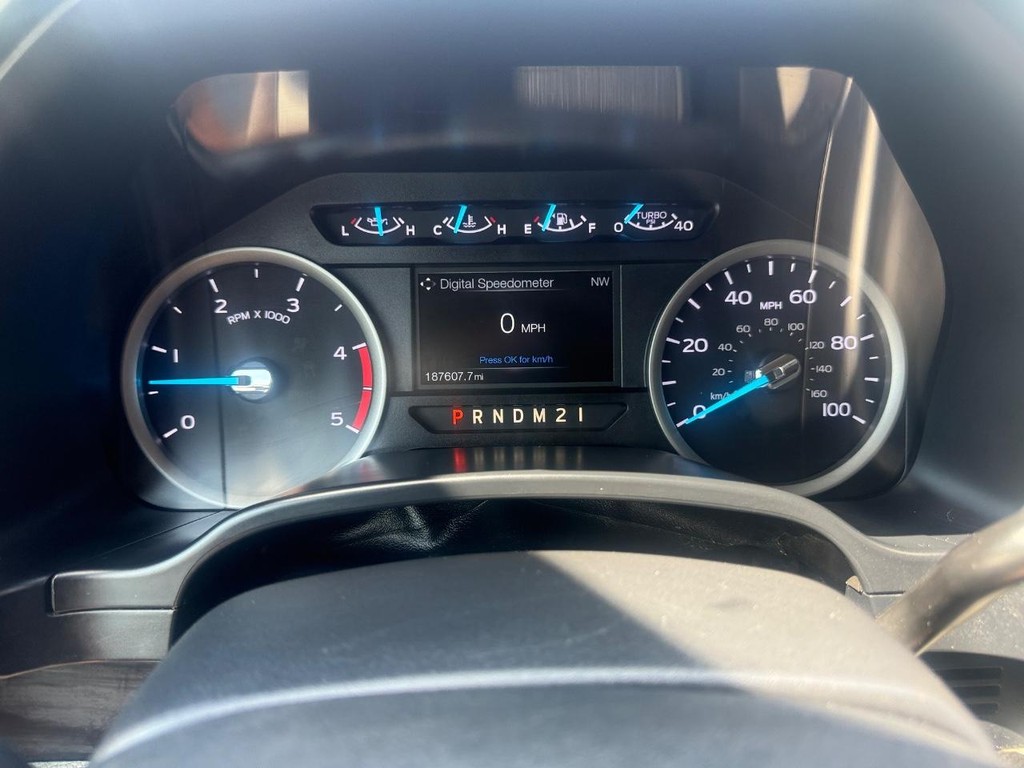 Ford Super Duty F-450 DRW Vehicle Full-screen Gallery Image 16