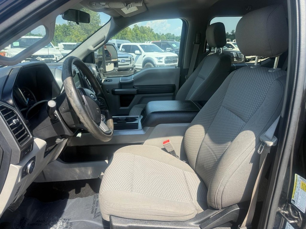 Ford Super Duty F-450 DRW Vehicle Full-screen Gallery Image 17