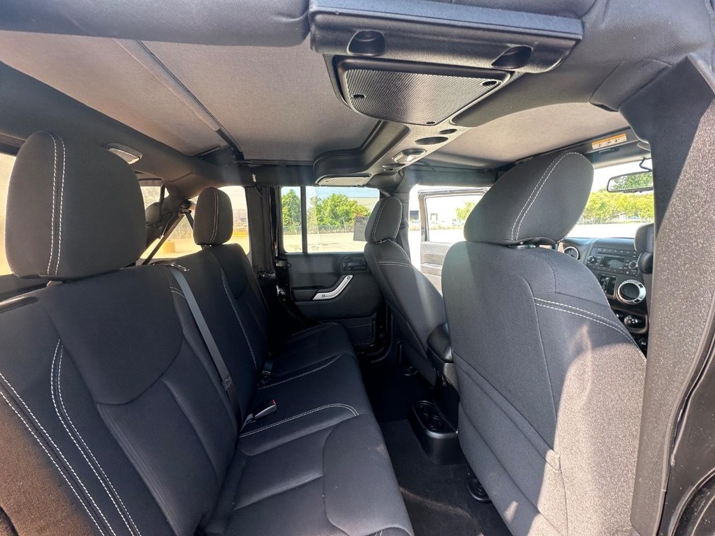Jeep Wrangler Unlimited Vehicle Full-screen Gallery Image 16