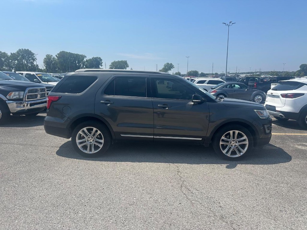 Ford Explorer Vehicle Full-screen Gallery Image 2