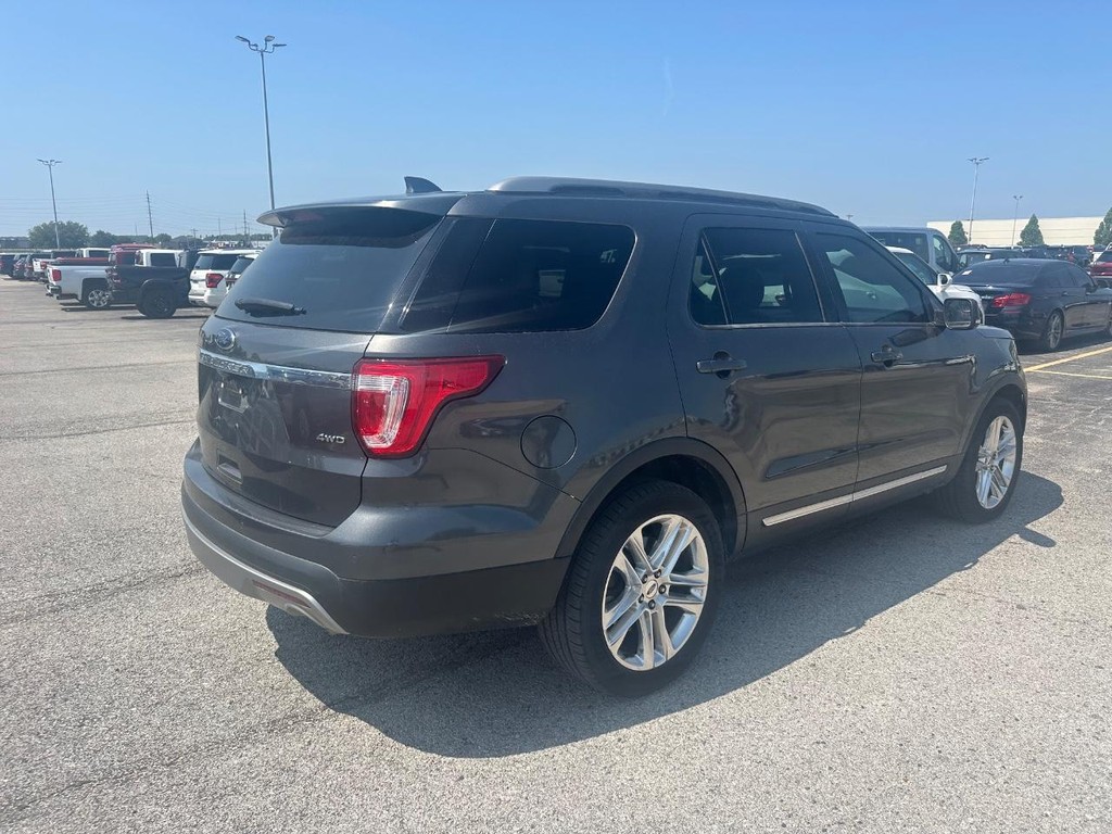 Ford Explorer Vehicle Full-screen Gallery Image 3