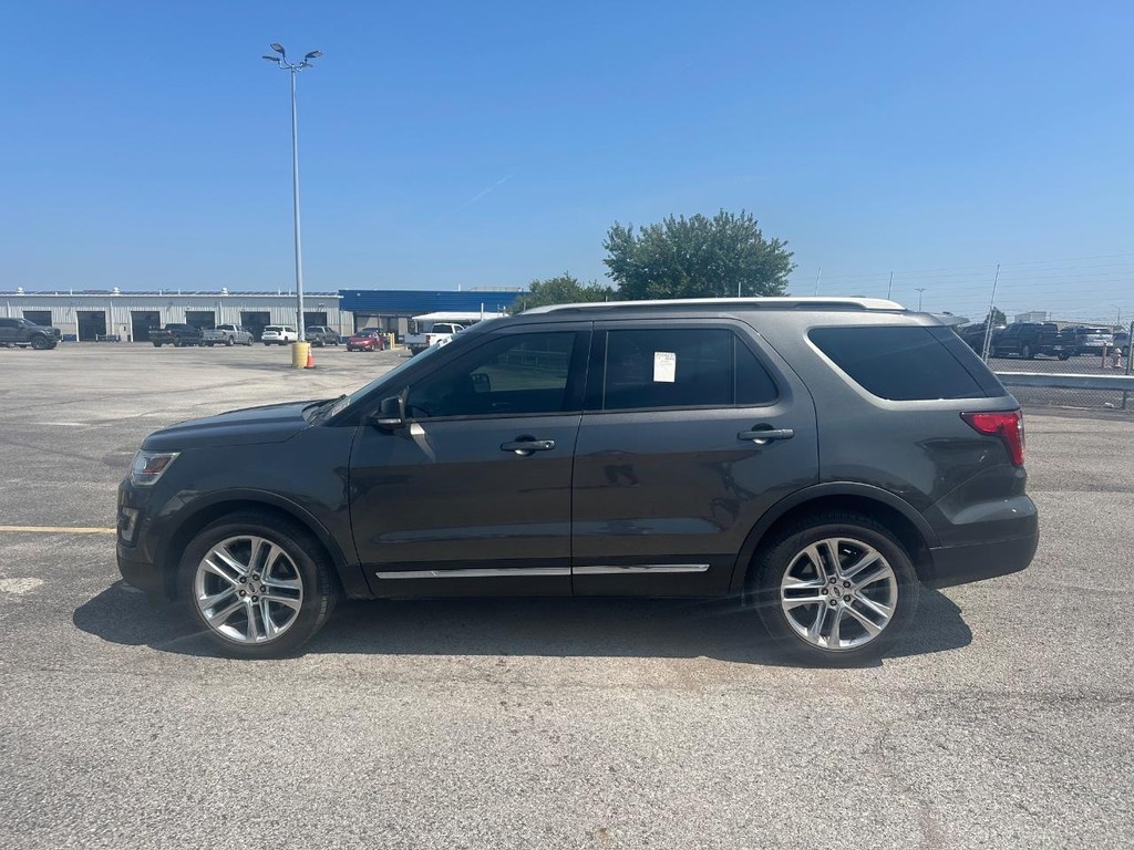 Ford Explorer Vehicle Full-screen Gallery Image 4