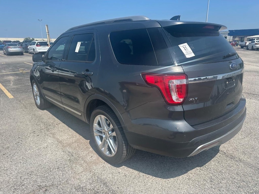 Ford Explorer Vehicle Full-screen Gallery Image 5