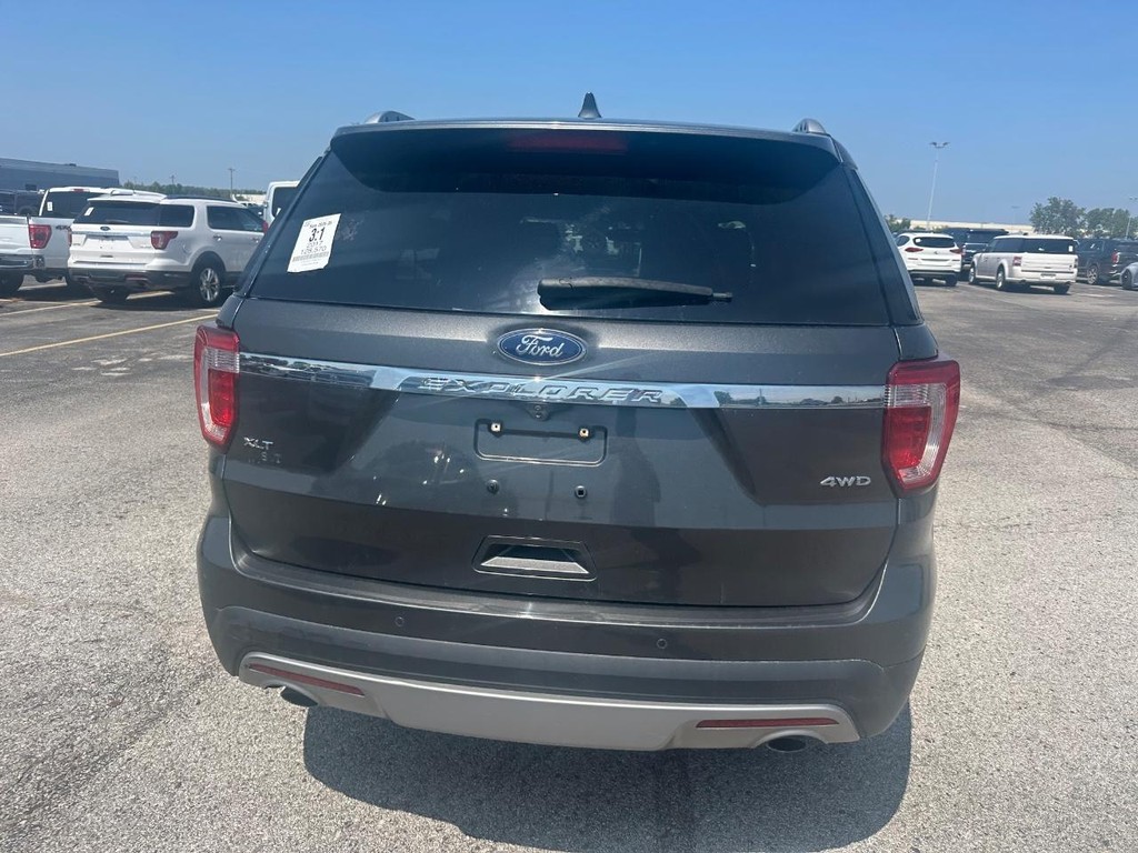 Ford Explorer Vehicle Full-screen Gallery Image 6