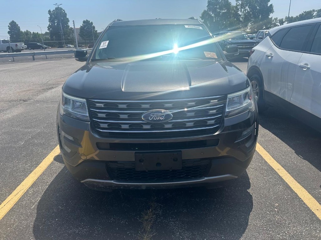 Ford Explorer Vehicle Full-screen Gallery Image 8