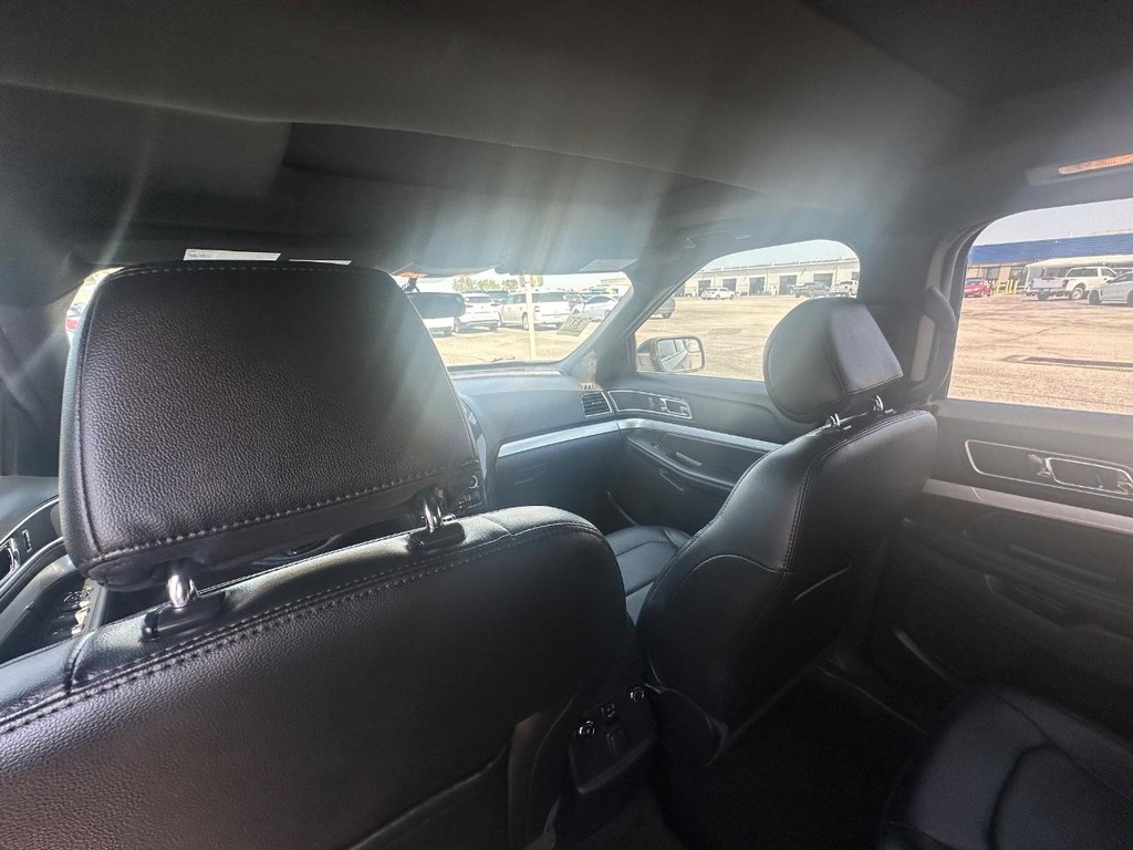Ford Explorer Vehicle Full-screen Gallery Image 10