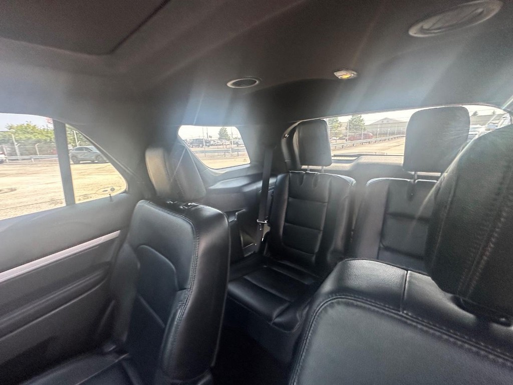 Ford Explorer Vehicle Full-screen Gallery Image 11
