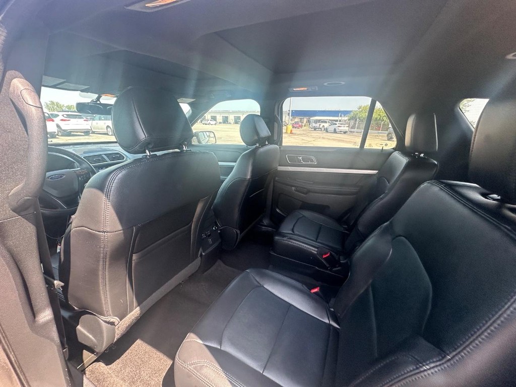 Ford Explorer Vehicle Full-screen Gallery Image 12