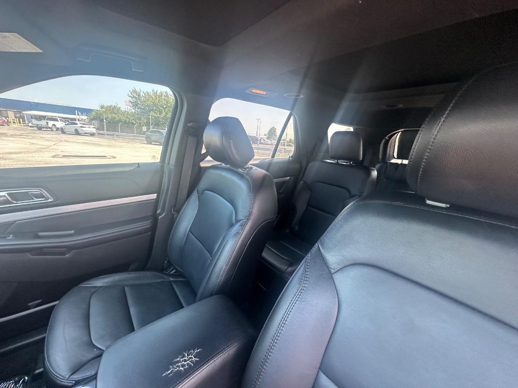 Ford Explorer Vehicle Full-screen Gallery Image 13