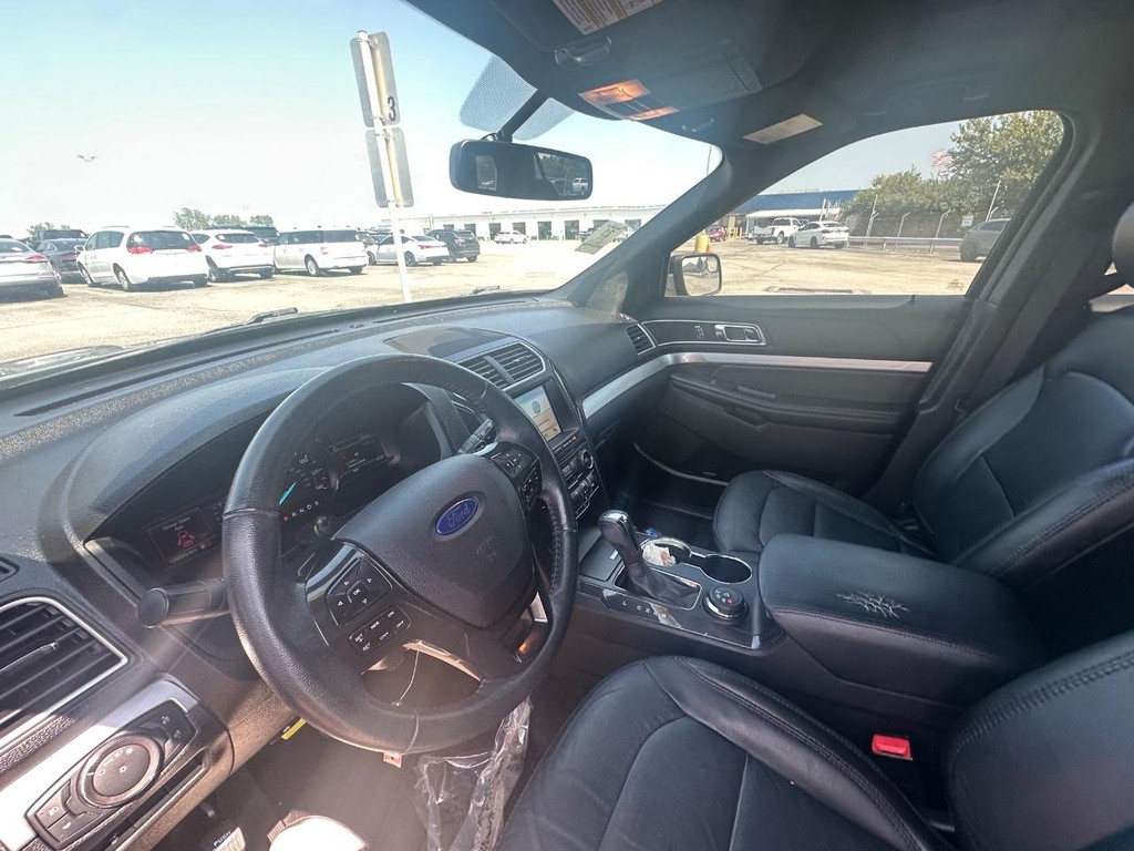 Ford Explorer Vehicle Full-screen Gallery Image 14