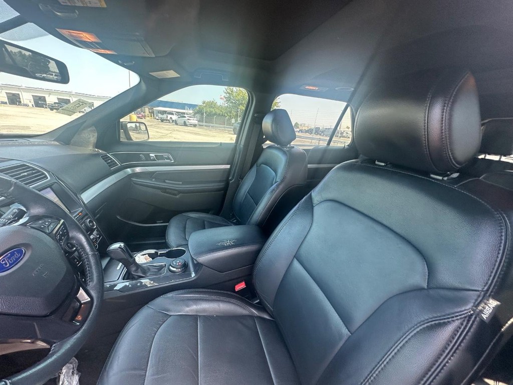 Ford Explorer Vehicle Full-screen Gallery Image 15