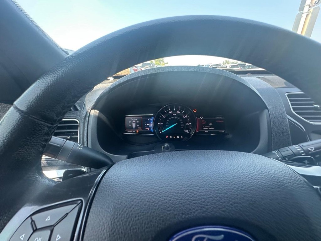 Ford Explorer Vehicle Full-screen Gallery Image 16