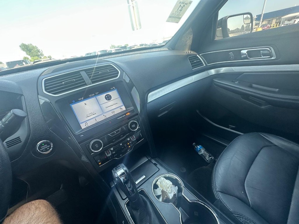 Ford Explorer Vehicle Full-screen Gallery Image 17