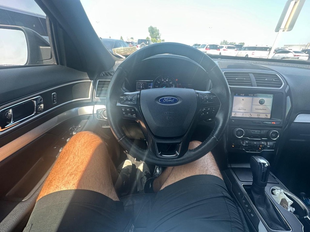 Ford Explorer Vehicle Full-screen Gallery Image 19