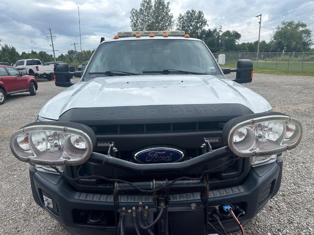 Ford Super Duty F-450 DRW Vehicle Full-screen Gallery Image 5