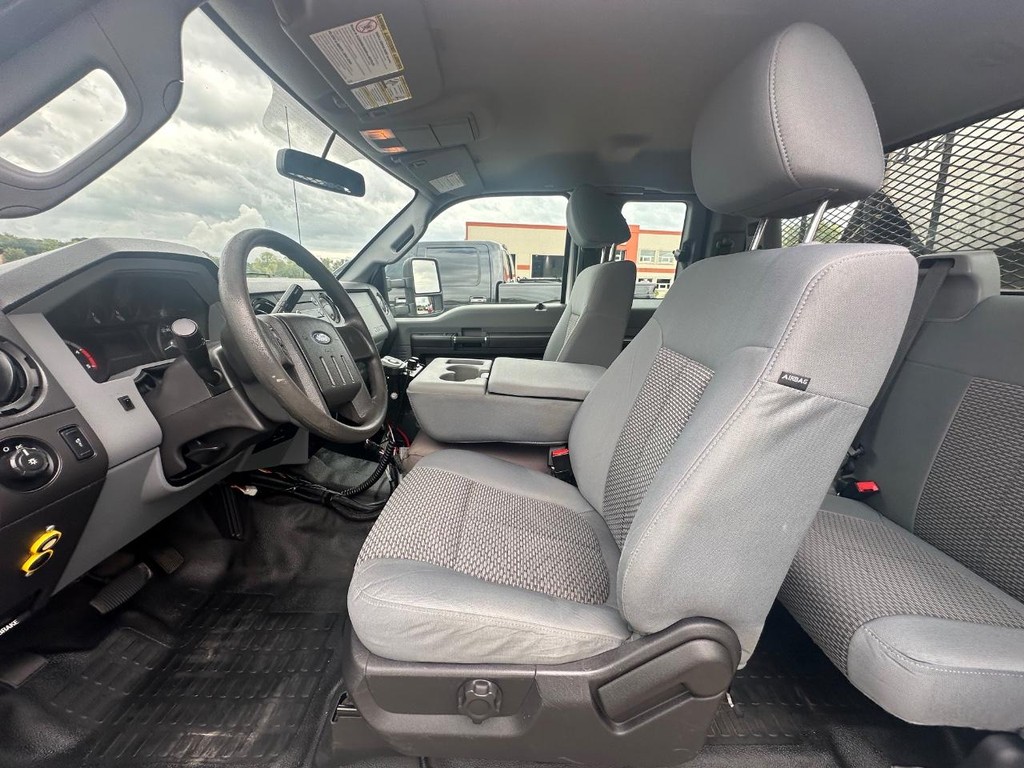 Ford Super Duty F-450 DRW Vehicle Full-screen Gallery Image 12