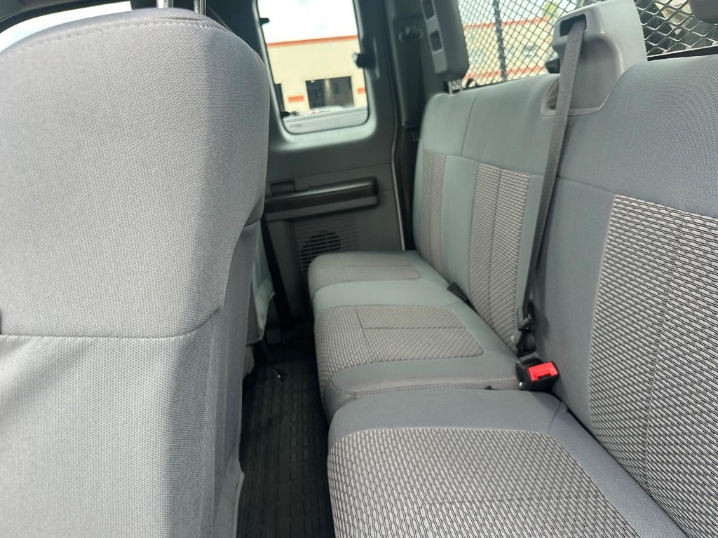 Ford Super Duty F-450 DRW Vehicle Full-screen Gallery Image 13