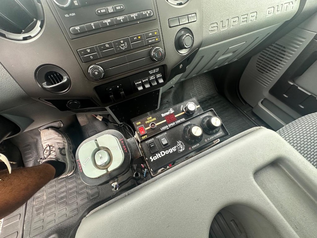 Ford Super Duty F-450 DRW Vehicle Full-screen Gallery Image 16