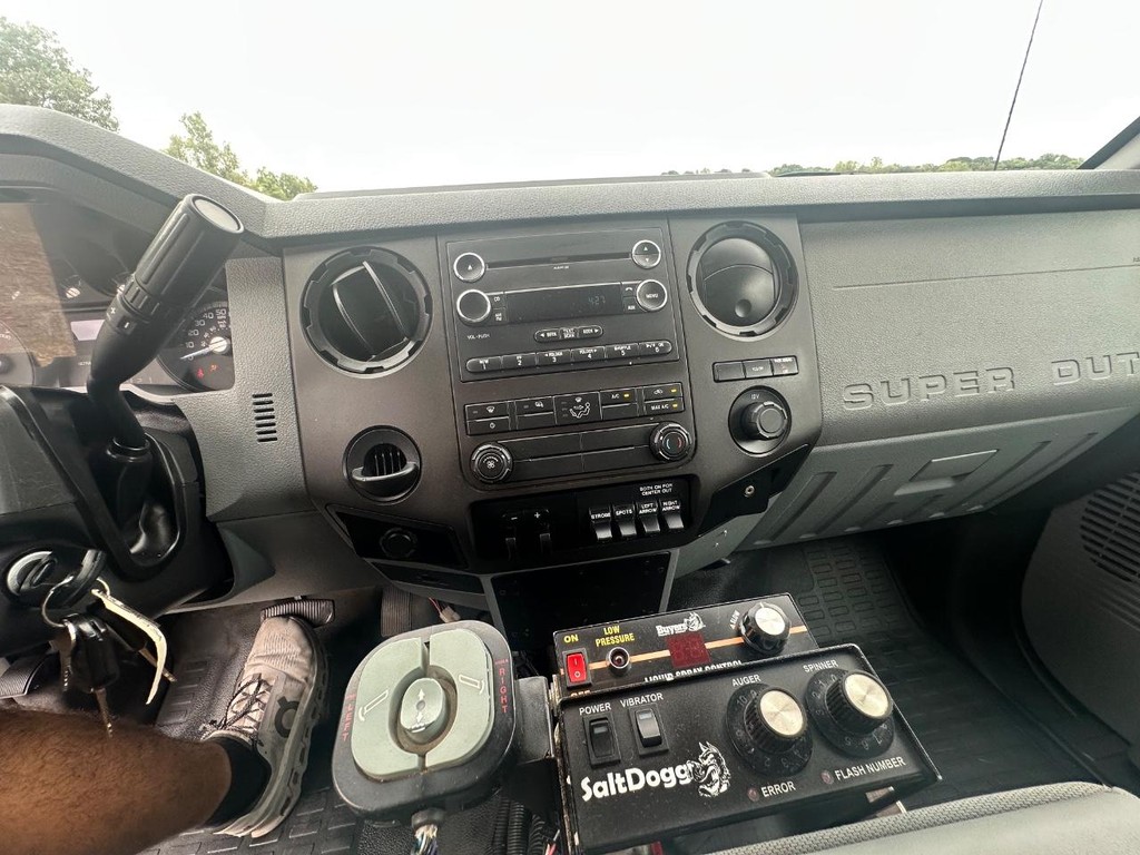 Ford Super Duty F-450 DRW Vehicle Full-screen Gallery Image 17