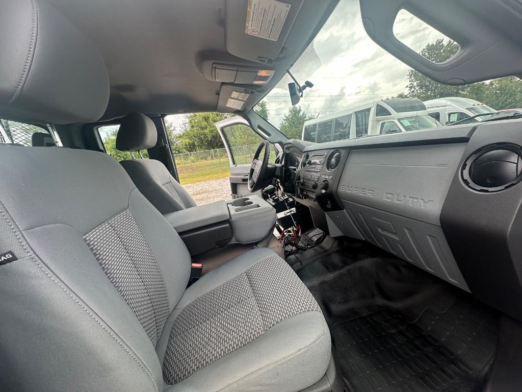 Ford Super Duty F-450 DRW Vehicle Full-screen Gallery Image 18