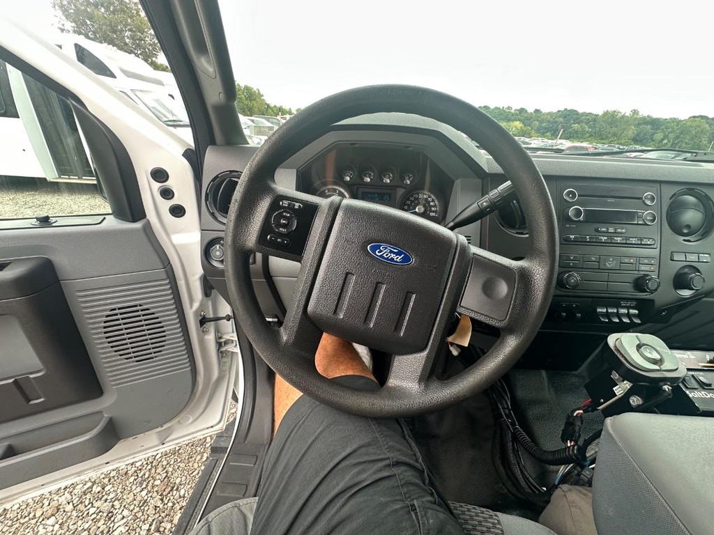 Ford Super Duty F-450 DRW Vehicle Full-screen Gallery Image 19