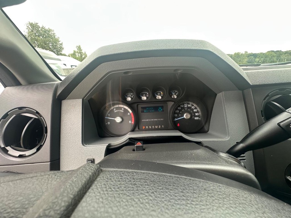 Ford Super Duty F-450 DRW Vehicle Full-screen Gallery Image 20