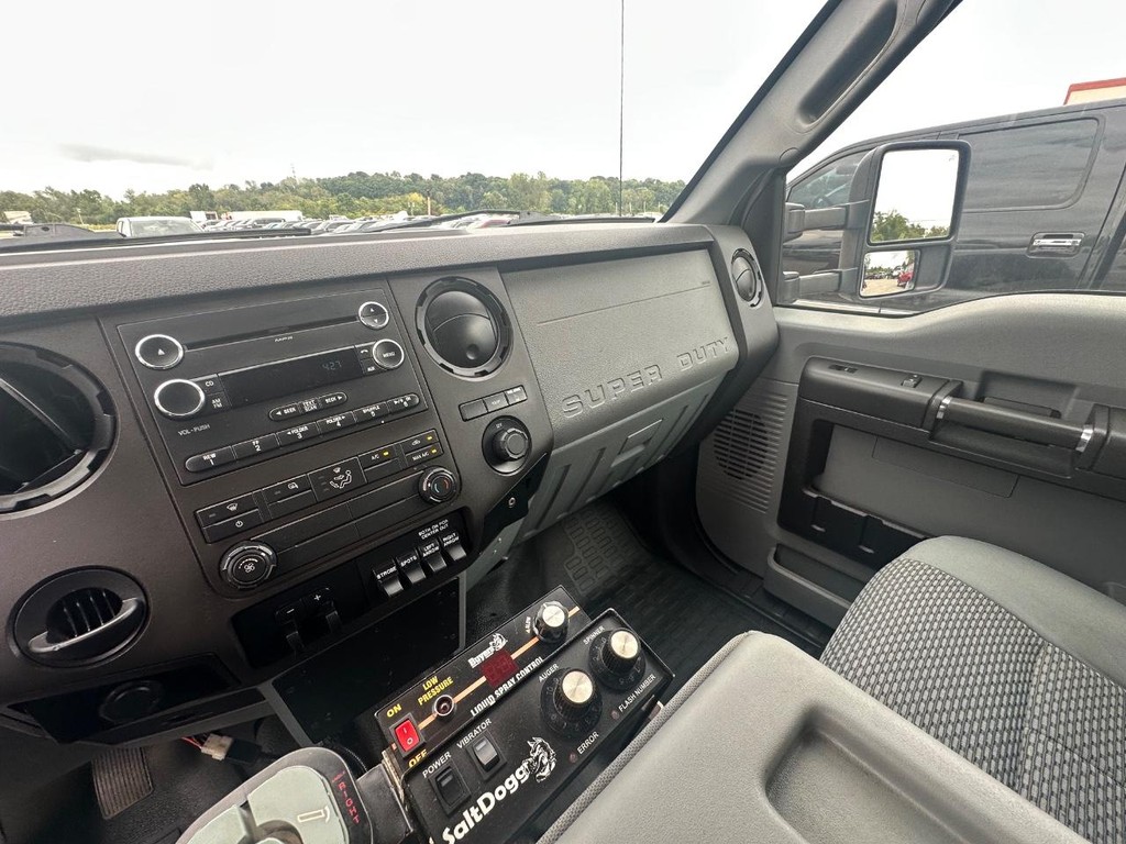 Ford Super Duty F-450 DRW Vehicle Full-screen Gallery Image 21