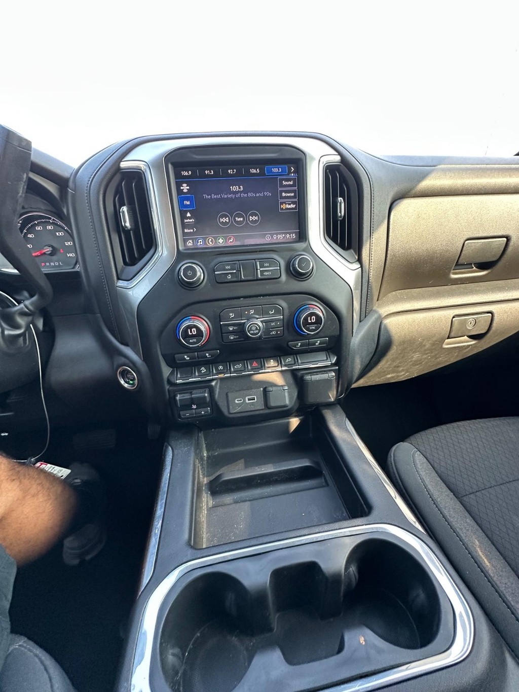 Chevrolet Silverado 1500 Vehicle Full-screen Gallery Image 16