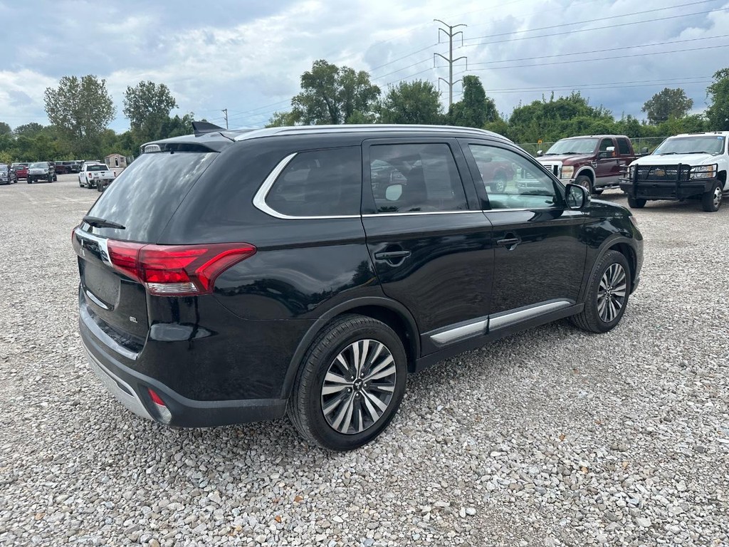 Mitsubishi Outlander Vehicle Full-screen Gallery Image 3