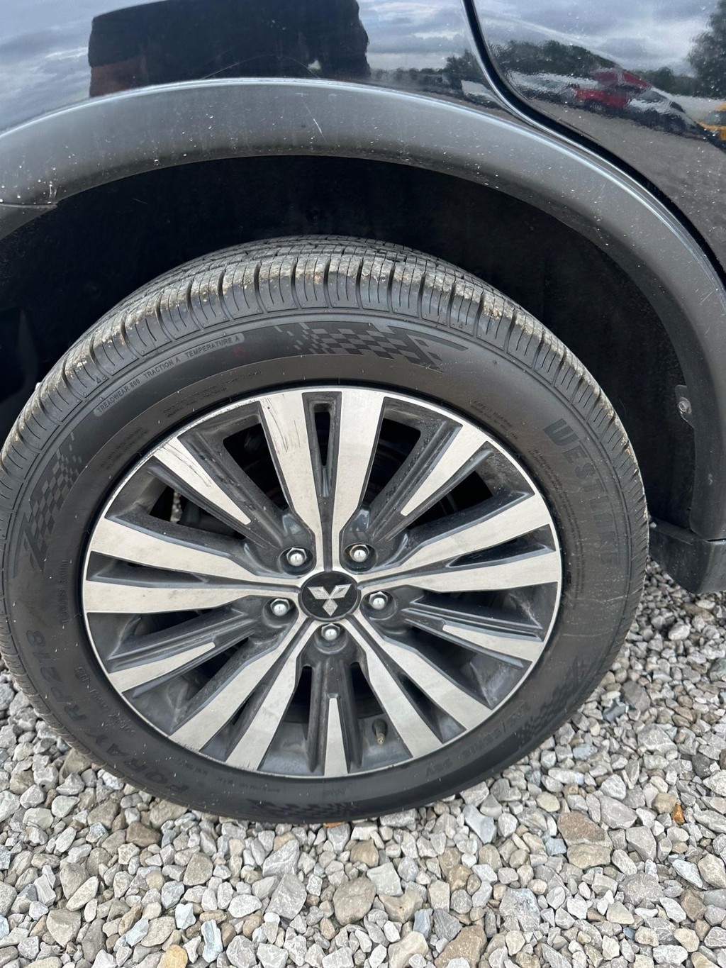 Mitsubishi Outlander Vehicle Full-screen Gallery Image 8