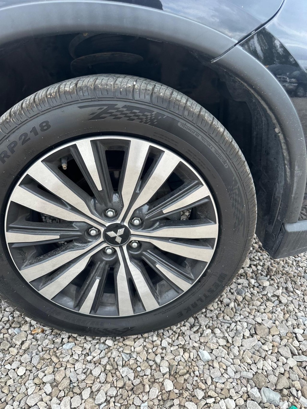 Mitsubishi Outlander Vehicle Full-screen Gallery Image 9