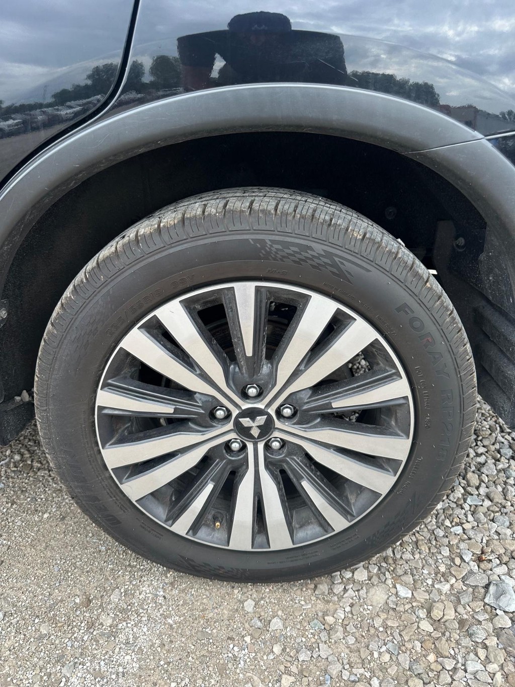 Mitsubishi Outlander Vehicle Full-screen Gallery Image 11