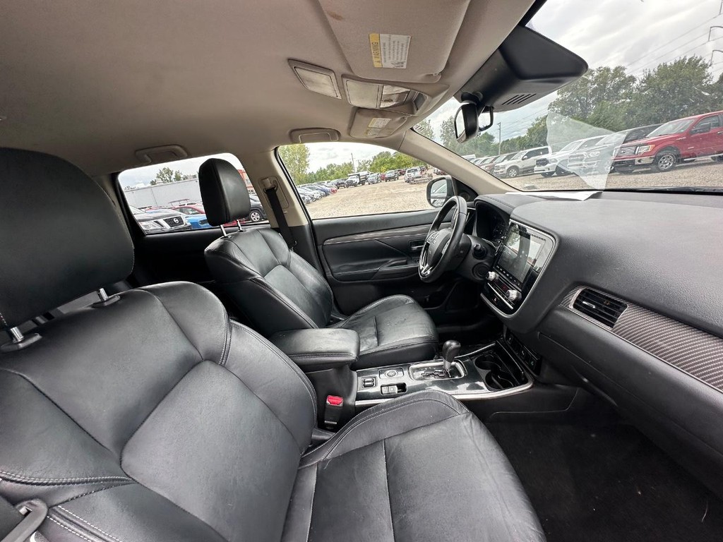 Mitsubishi Outlander Vehicle Full-screen Gallery Image 12
