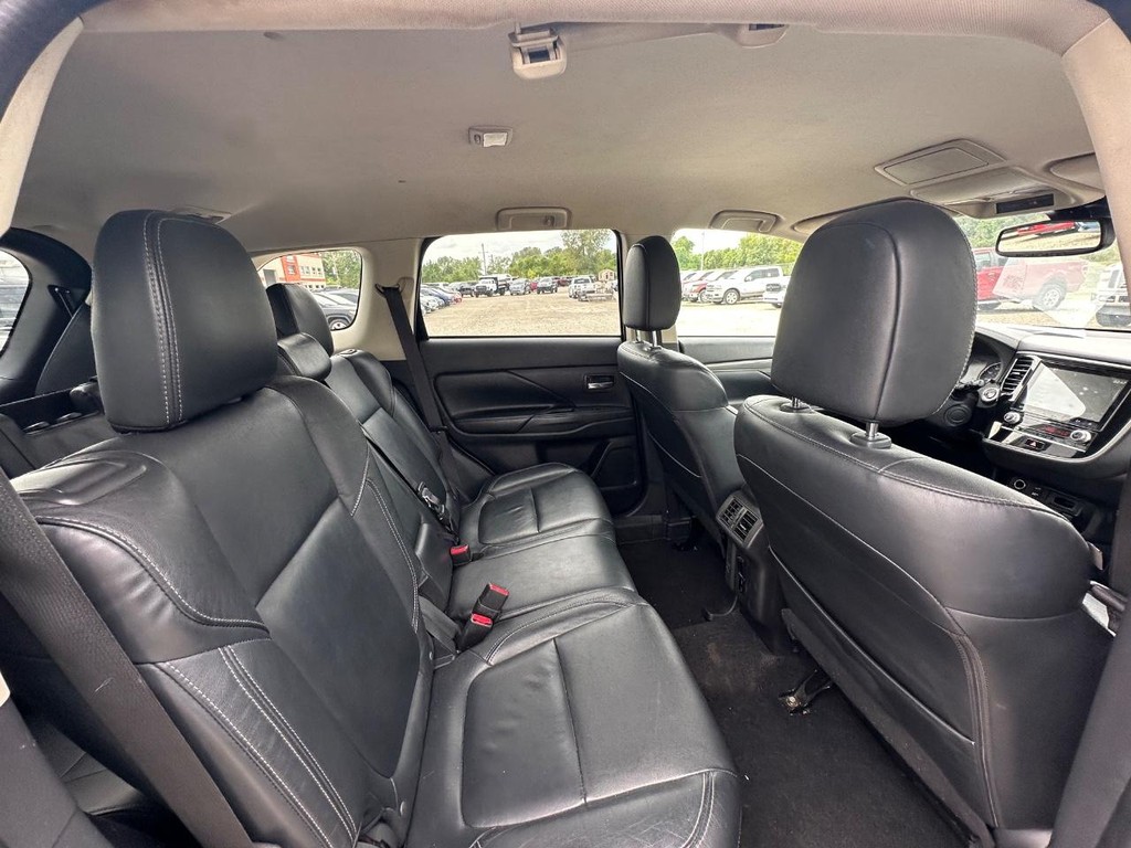 Mitsubishi Outlander Vehicle Full-screen Gallery Image 13