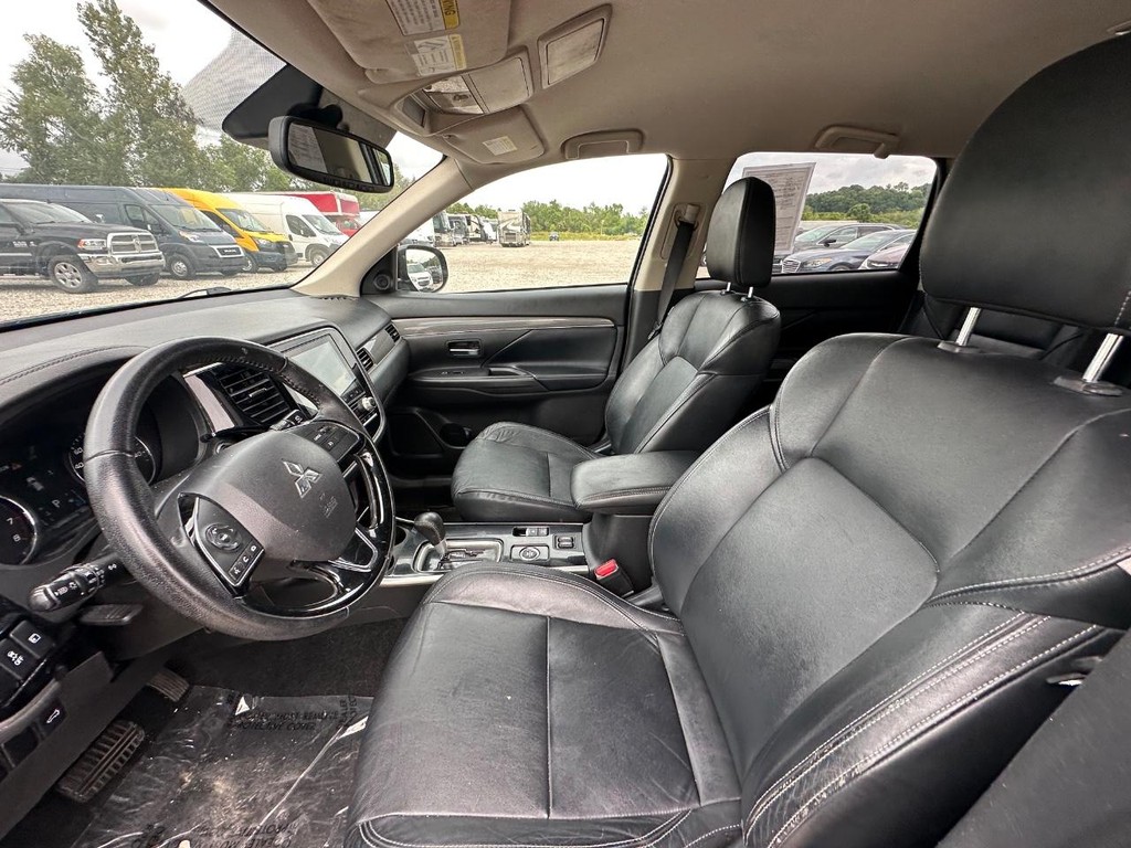 Mitsubishi Outlander Vehicle Full-screen Gallery Image 14